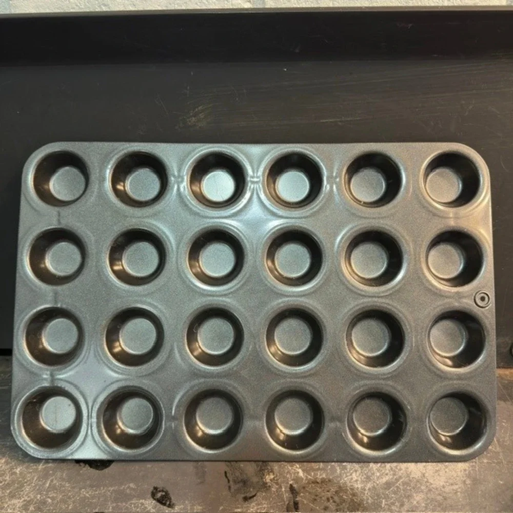 Pampered Chef Deluxe Mini Muffin Pan 24 Cup Gray Non-Stick Carbon Steel #1606